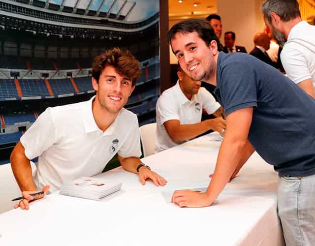 Álvaro Odriozola y Kike Cos, en un acto de peñas previo al partido contra el Athletic en Bilbao.