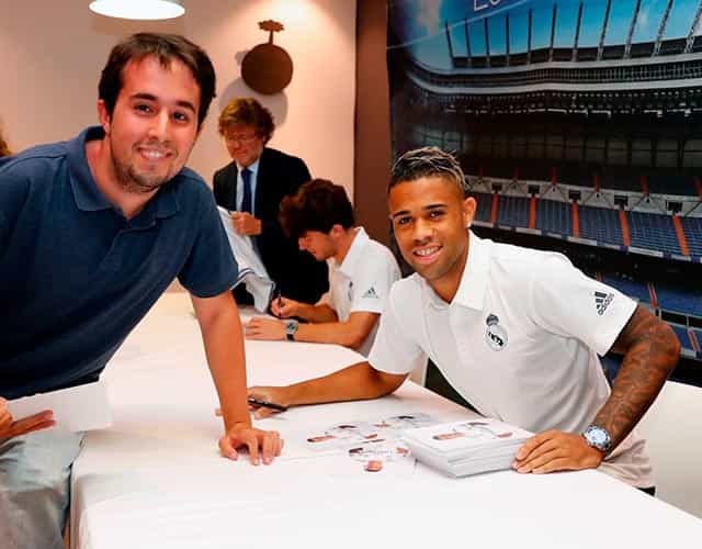 Mariano Díaz, en un acto de peñas previo al partido contra el Athletic en Bilbao.
